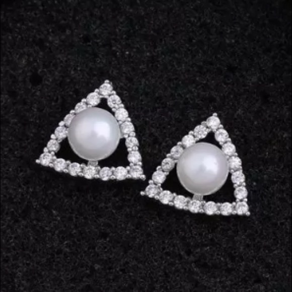 everrealli Jewelry - Silver Pearl Halo Triangle Stud Earrings